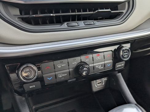 Used 2025 Jeep Compass Limited w/ Elite Group AWD/4WD image 19