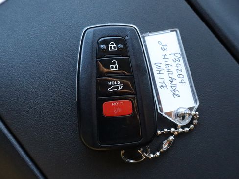 Used 2023 Toyota Highlander XLE image 35