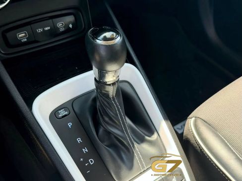 Used 2023 Hyundai Venue Limited FWD image 16