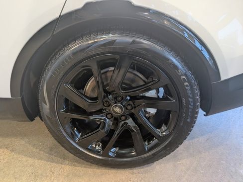 Used 2024 Land Rover Discovery Dynamic SE image 9