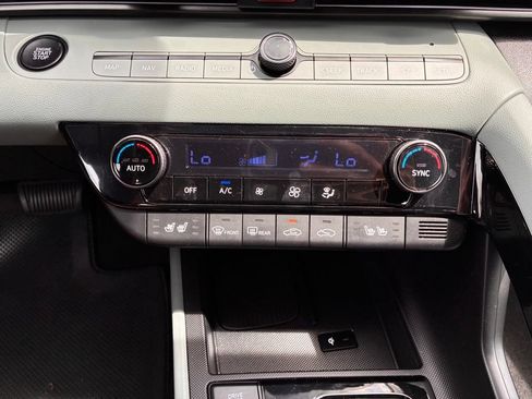 Used 2025 Hyundai Elantra Limited FWD image 32