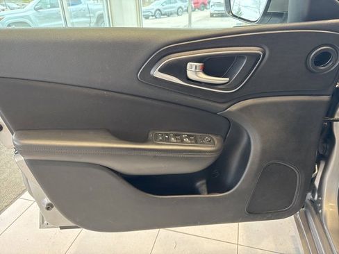 Used 2015 Chrysler 200 Limited w/ Convenience Group image 10
