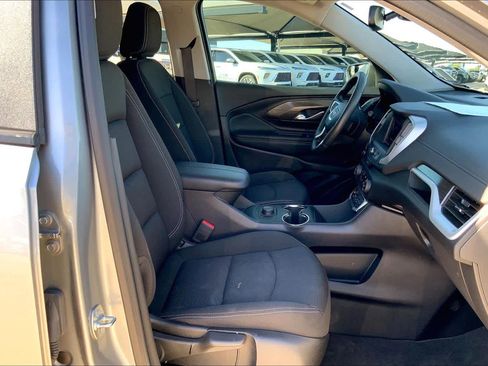 Used 2024 GMC Terrain SLE w/ Elevation Edition FWD image 9