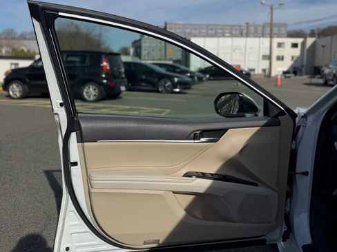 Used 2018 Toyota Camry XLE image 31