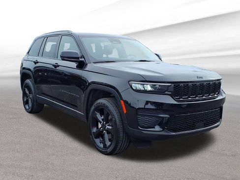 Used 2024 Jeep Grand Cherokee Altitude AWD/4WD image 8