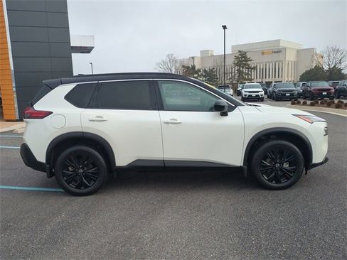 Used 2023 Nissan Rogue SV w/ SV Premium B Package image 3