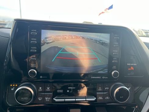 Used 2020 Toyota Highlander XLE image 21