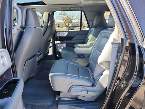 Used 2021 Lincoln Navigator L Reserve image 11
