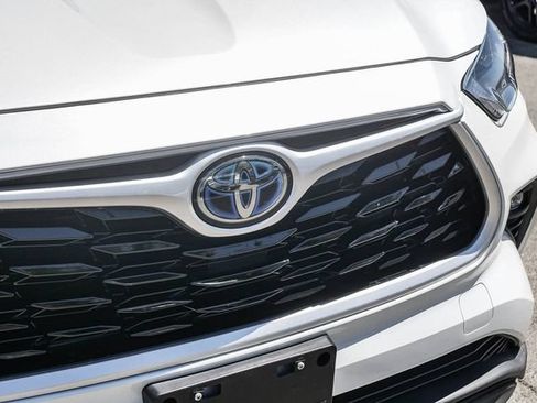 Used 2021 Toyota Highlander XLE AWD/4WD image 4