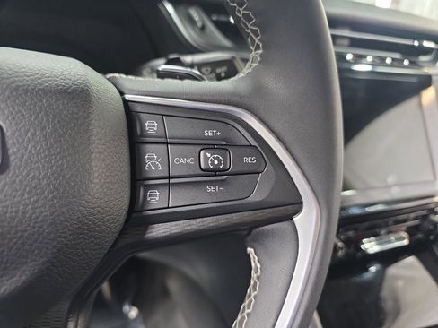 Used 2023 Jeep Grand Cherokee Laredo AWD/4WD image 17