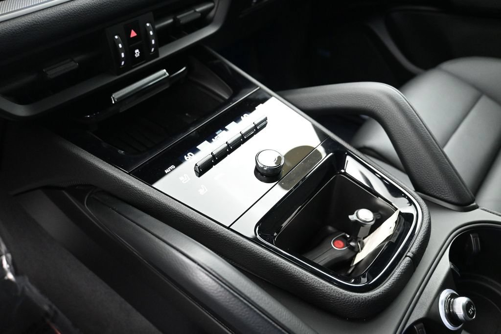 Certified 2025 Porsche Cayenne AWD/4WD image 12