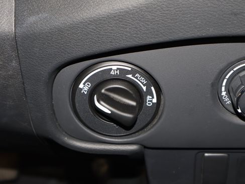 Used 2024 Nissan Frontier SV image 27