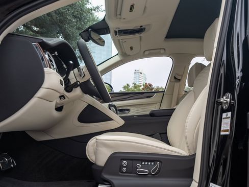 Used 2024 Bentley Bentayga Extended Wheelbase image 14