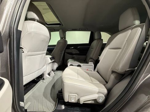 Used 2019 Toyota Highlander Limited FWD image 20
