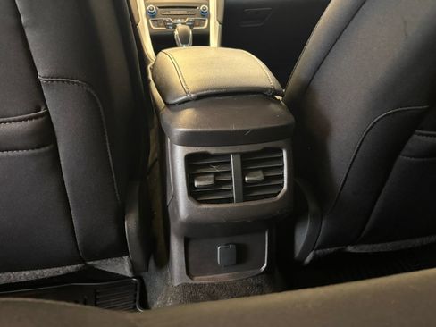 Used 2016 Ford Fusion SE FWD image 26