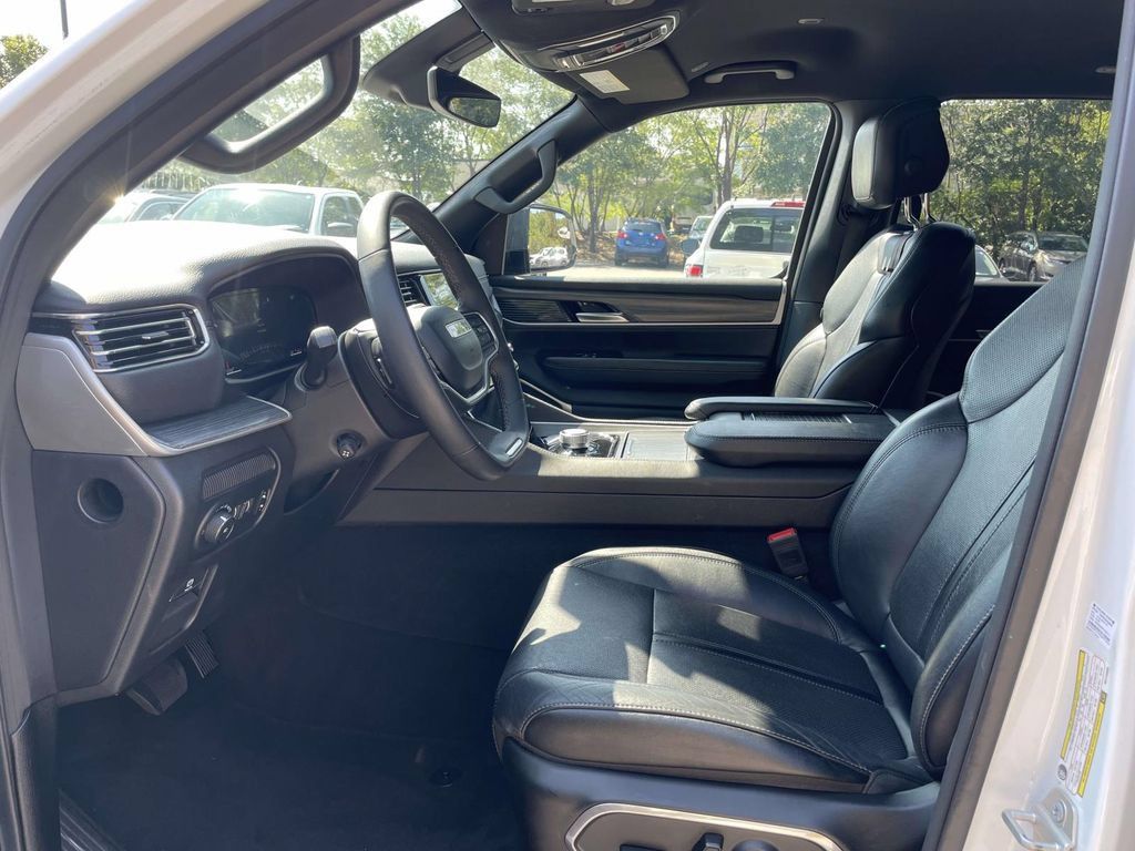 Used 2024 Jeep Wagoneer L Series II w/ Flexible Seating Group AWD/4WD image 15