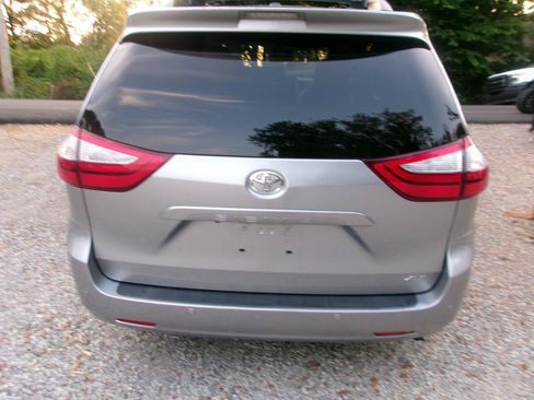 Used 2016 Toyota Sienna XLE Premium FWD image 25