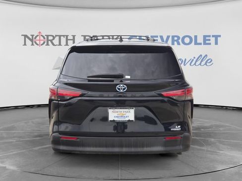 Used 2022 Toyota Sienna LE FWD image 4