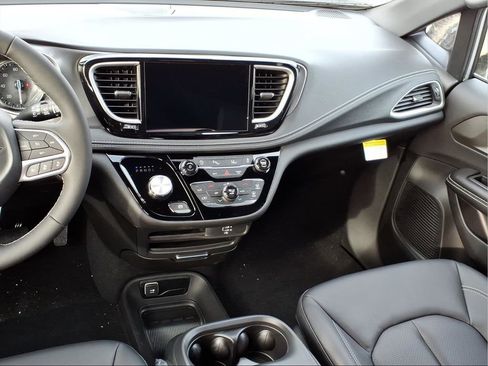 New 2026 Chrysler Pacifica Select image 15