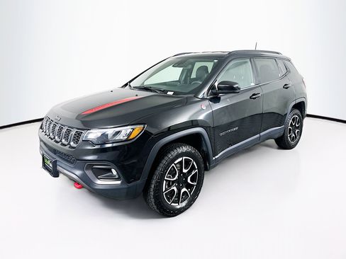 Used 2024 Jeep Compass Trailhawk AWD/4WD image 3