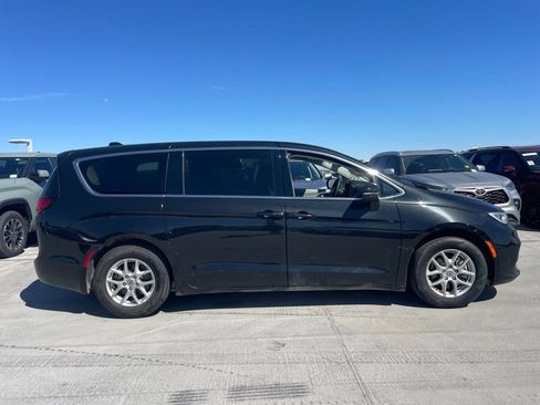 Used 2023 Chrysler Pacifica Touring-L image 3