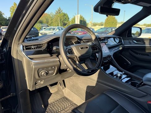 Used 2023 Jeep Grand Cherokee Overland w/ Advanced Protech Group III image 15