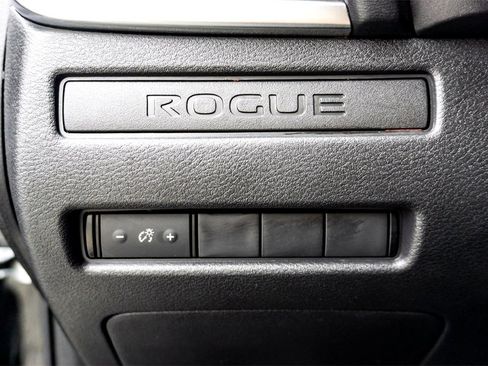 Used 2022 Nissan Rogue S image 16