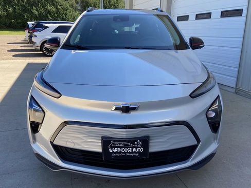 Used 2023 Chevrolet Bolt EUV Premier w/ Sun & Sound Package FWD image 3