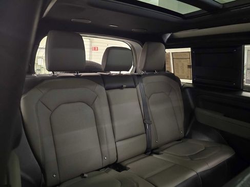 Used 2025 Land Rover Defender 90 X-Dynamic SE image 13