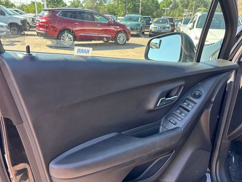Used 2019 Chevrolet Trax LT w/ LT Convenience Package FWD image 18