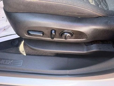 Used 2019 Chevrolet Equinox LT w/ Driver Convenience Package FWD image 12
