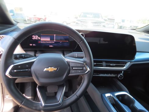 Used 2025 Chevrolet Equinox EV LT w/ Convenience Package FWD image 18