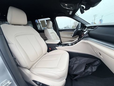 Used 2024 Jeep Grand Cherokee Limited image 29