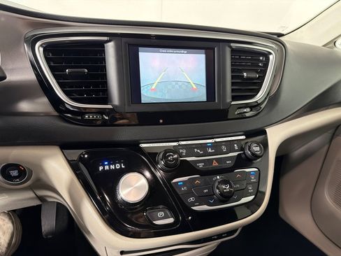Used 2020 Chrysler Pacifica Touring FWD image 16