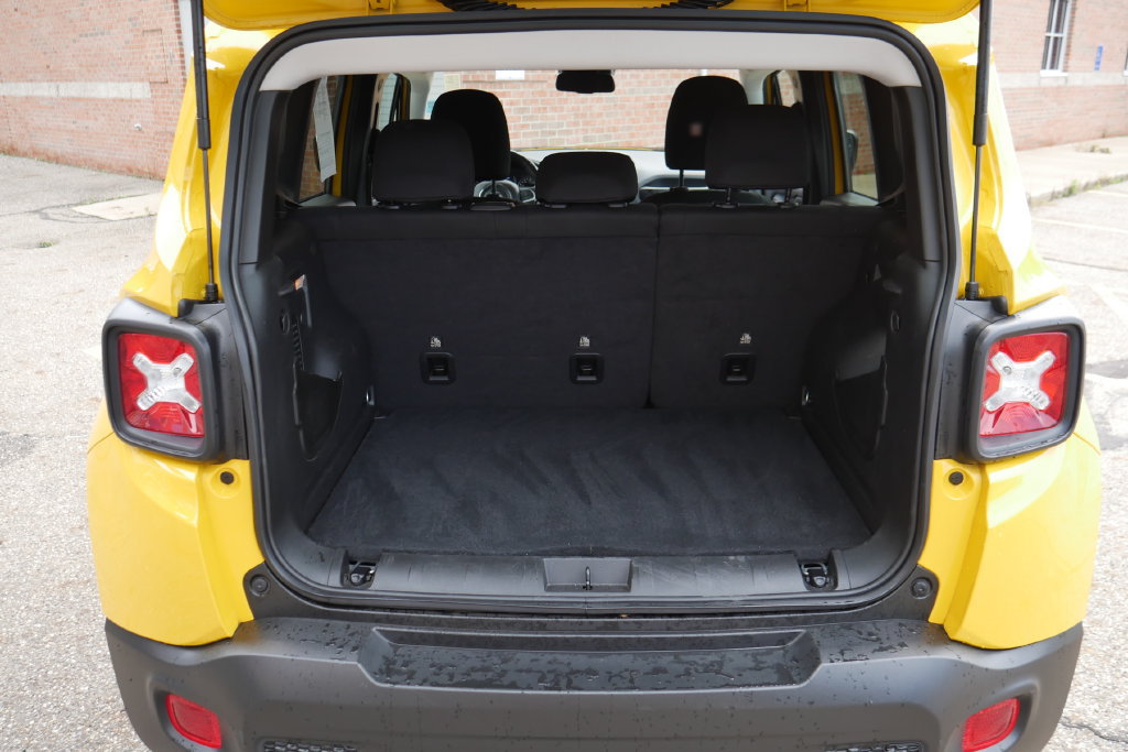 Used 2023 Jeep Renegade Latitude w/ Premium Group AWD/4WD image 7