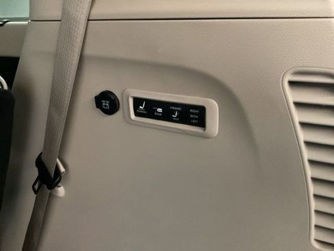 Used 2022 Chrysler Pacifica Limited image 36