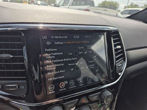 Used 2019 Jeep Grand Cherokee Laredo w/ Laredo X Package RWD image 3