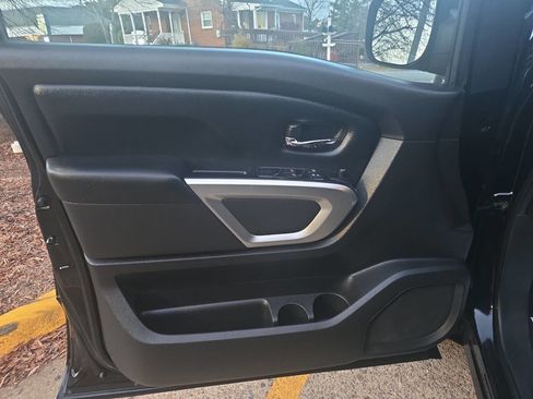 Used 2017 Nissan Titan SV image 12