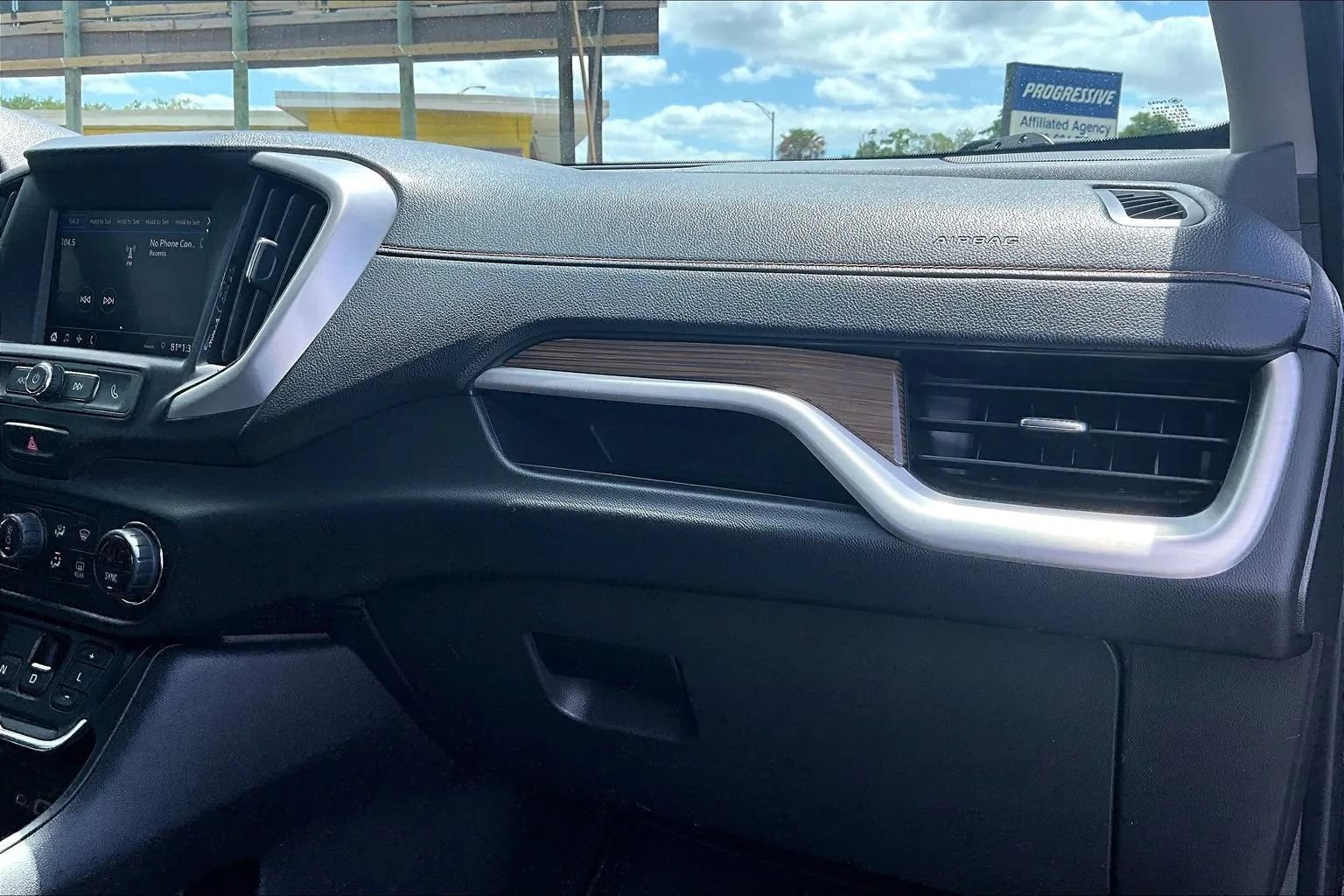 Used 2020 GMC Terrain SLE w/ Driver Convenience Package FWD image 16