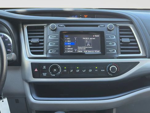 Used 2018 Toyota Highlander LE AWD/4WD image 25