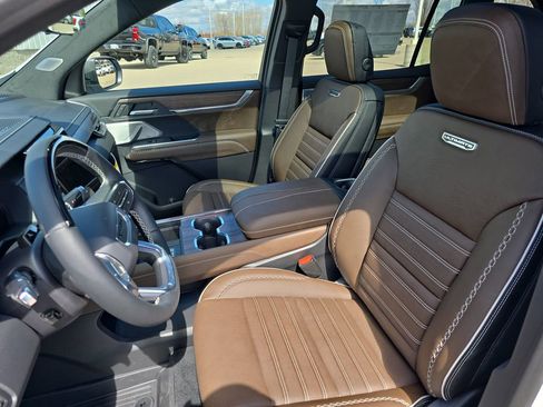 New 2026 GMC Acadia Denali Ultimate w/ LPO, Floor Liner Package AWD/4WD image 18