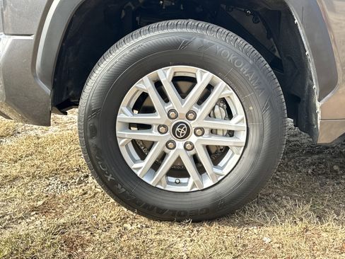 Used 2022 Toyota Tundra SR5 w/ Convenience Package image 11