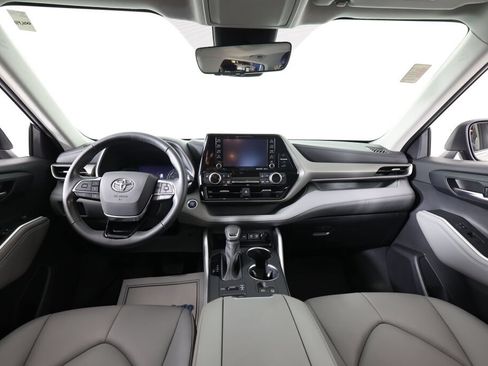 Used 2021 Toyota Highlander XLE AWD/4WD image 28