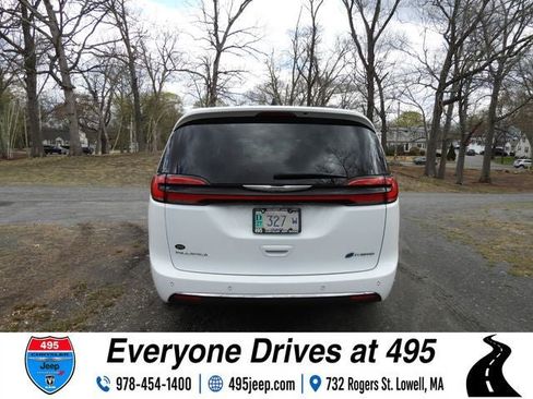 Used 2023 Chrysler Pacifica Touring-L FWD image 4