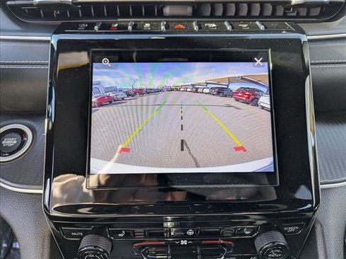 Used 2023 Jeep Grand Cherokee Altitude image 13