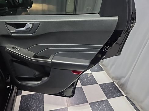 Used 2021 Ford Escape SE w/ SE Sport Appearance Package image 8