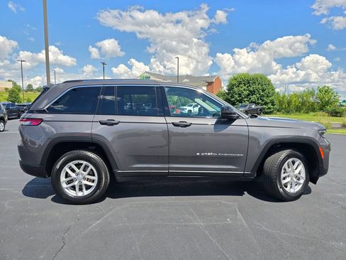 Used 2024 Jeep Grand Cherokee Laredo X AWD/4WD image 9