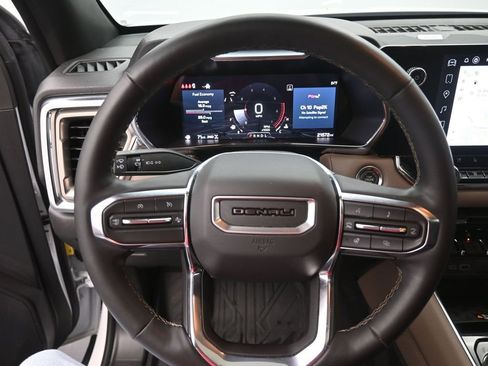 Used 2024 GMC Canyon Denali image 32