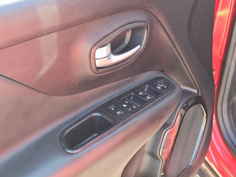 Used 2018 Jeep Renegade Altitude w/ Popular Equipment Group image 8