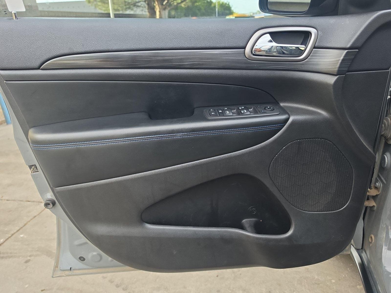 Used 2019 Jeep Grand Cherokee Laredo AWD/4WD image 9